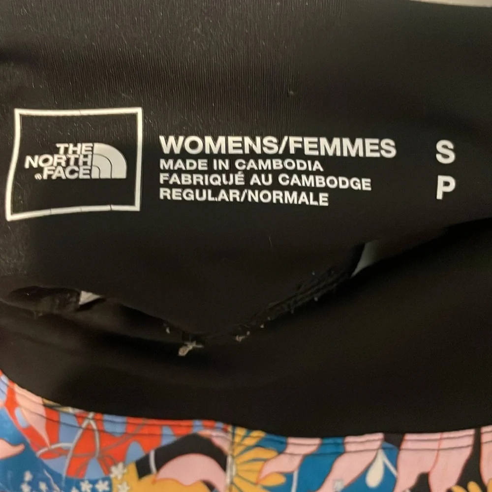 The North Face Women's Black Lined Floral Hydranaline Shorts - Size S